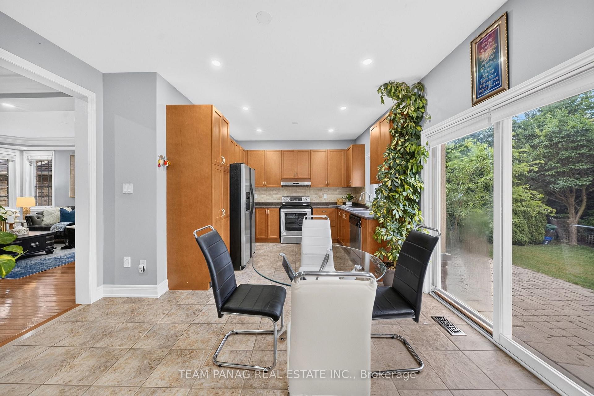 Photo 21 of 11 Belleville Drive, Brampton, Vales of Castlemore North — HOMEH