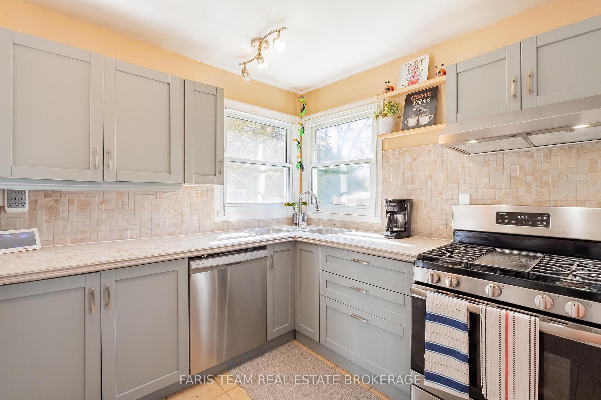 Photo 3 of 2083 Lilac Drive, Innisfil, Alcona — HOMEH
