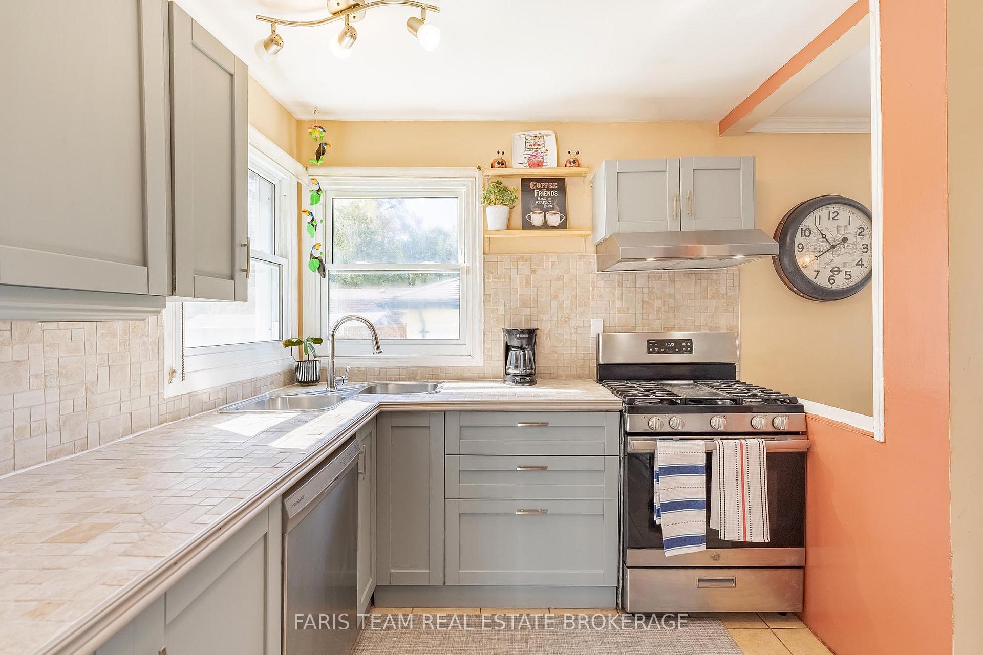 Photo 4 of 2083 Lilac Drive, Innisfil, Alcona — HOMEH