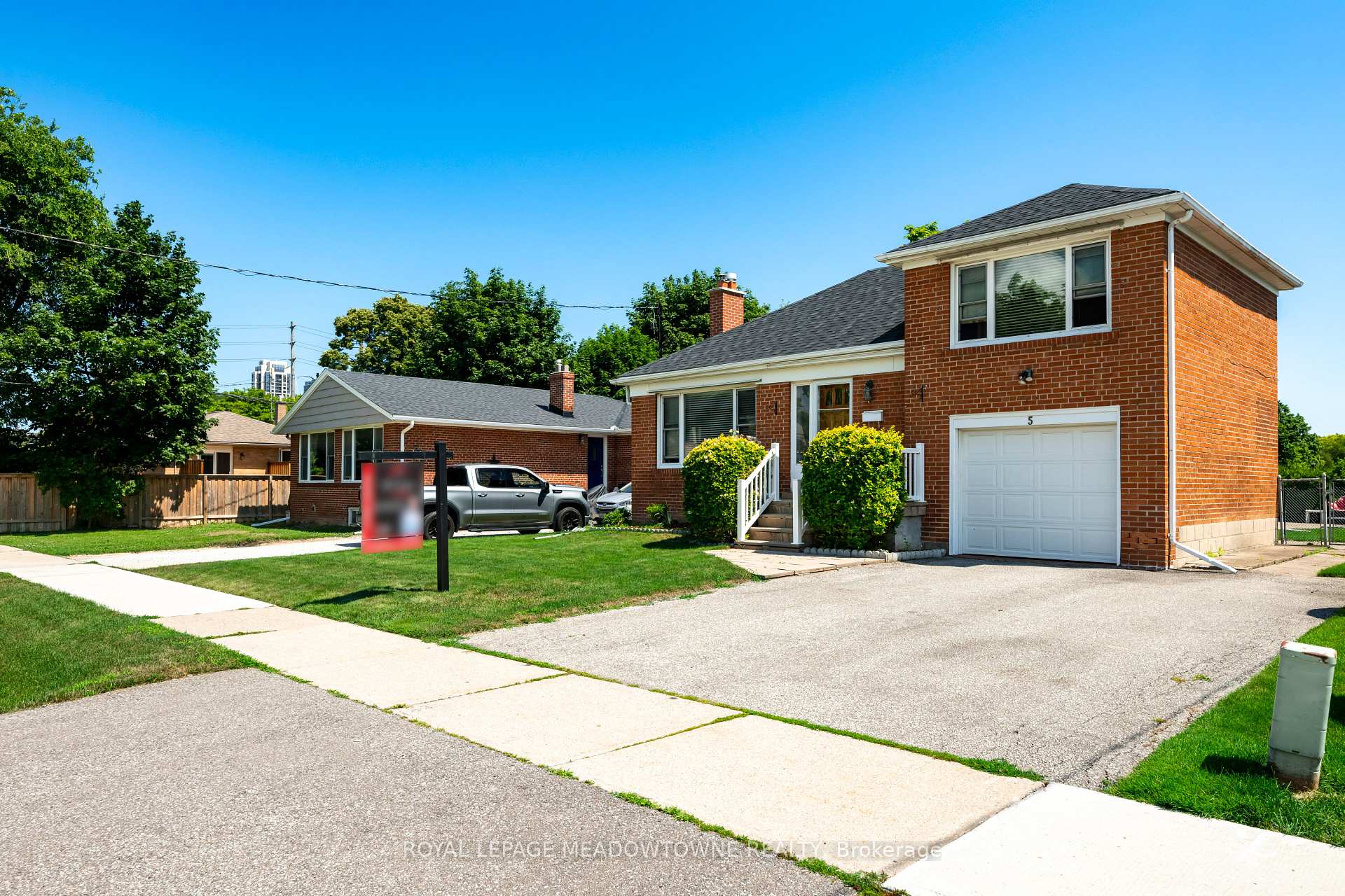 Photo 3 of 5 Boreal Road, Etobicoke, Markland Wood — HOMEH