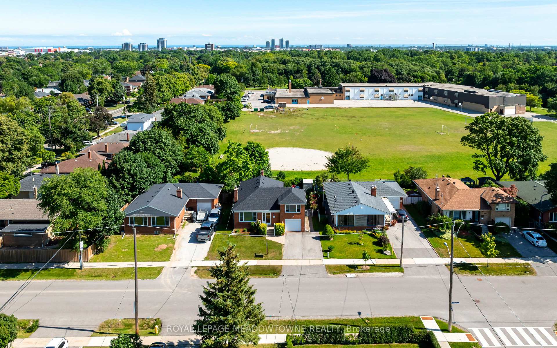 Photo 13 of 5 Boreal Road, Etobicoke, Markland Wood — HOMEH
