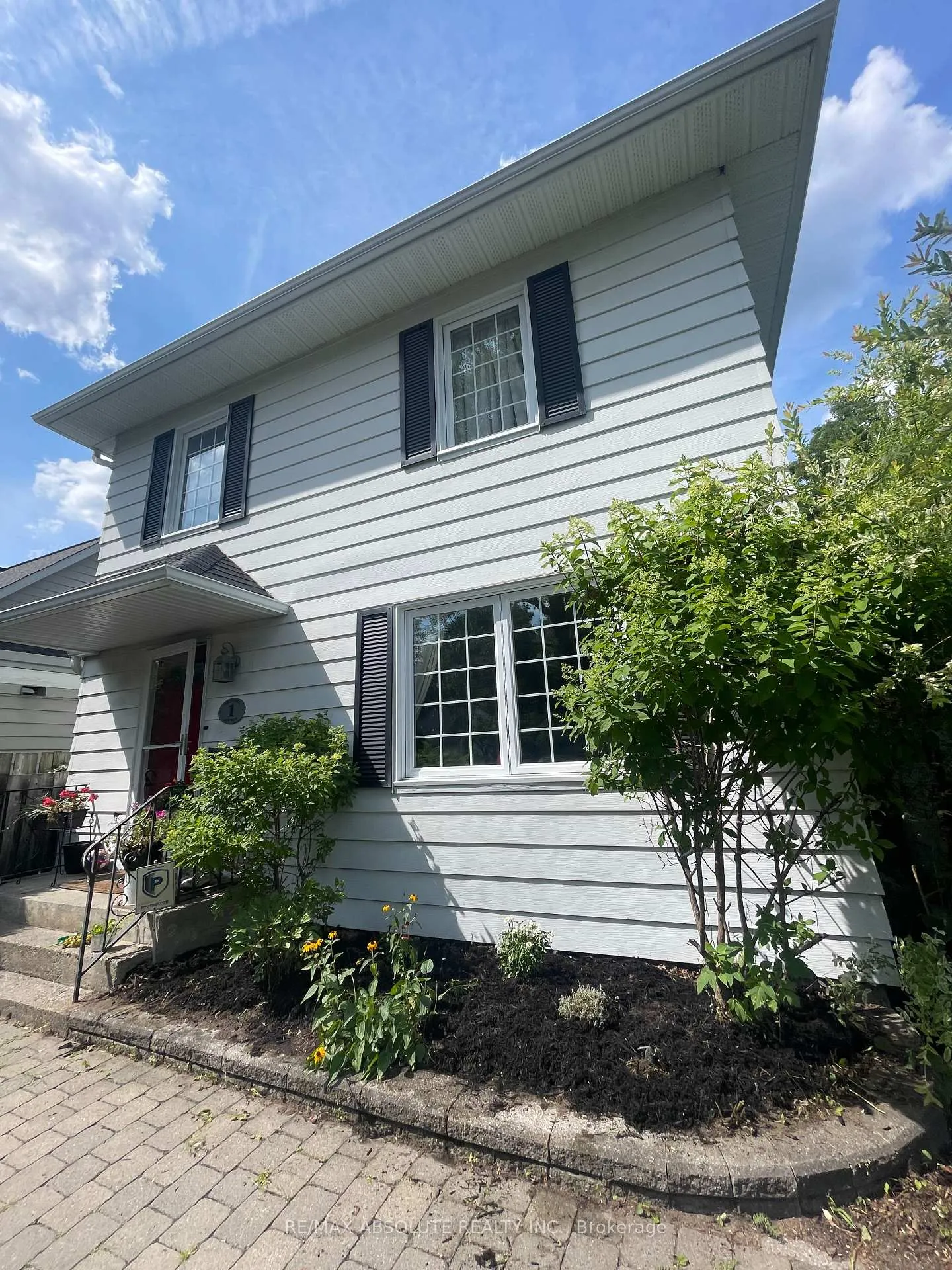 Photo 2 of 1 Arundel Avenue, Ottawa, Manor Park — HOMEH