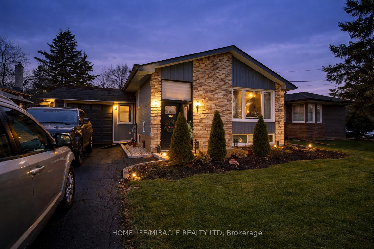 Photo 2 of 403 Delrex Boulevard, Halton Hills, Georgetown — HOMEH