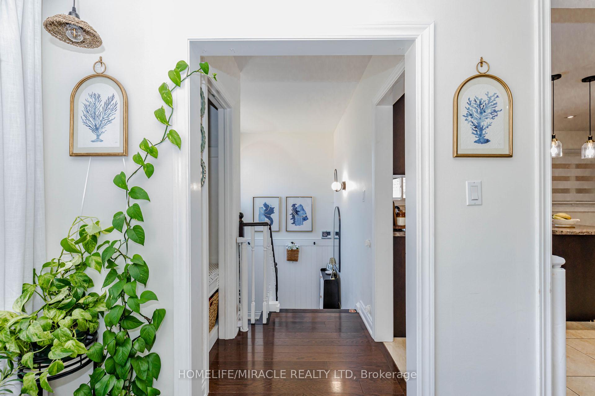 Photo 5 of 403 Delrex Boulevard, Halton Hills, Georgetown — HOMEH