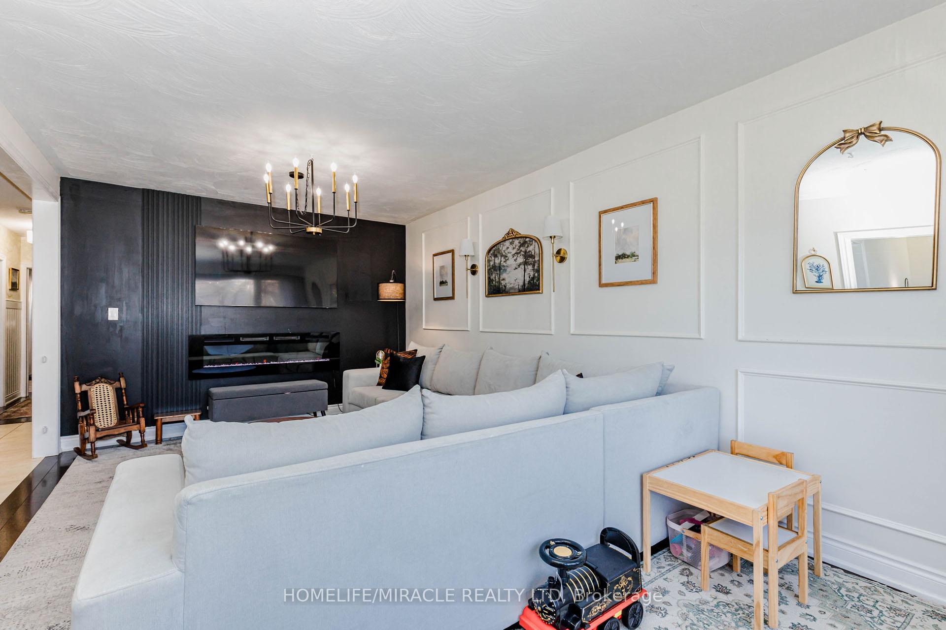 Photo 6 of 403 Delrex Boulevard, Halton Hills, Georgetown — HOMEH
