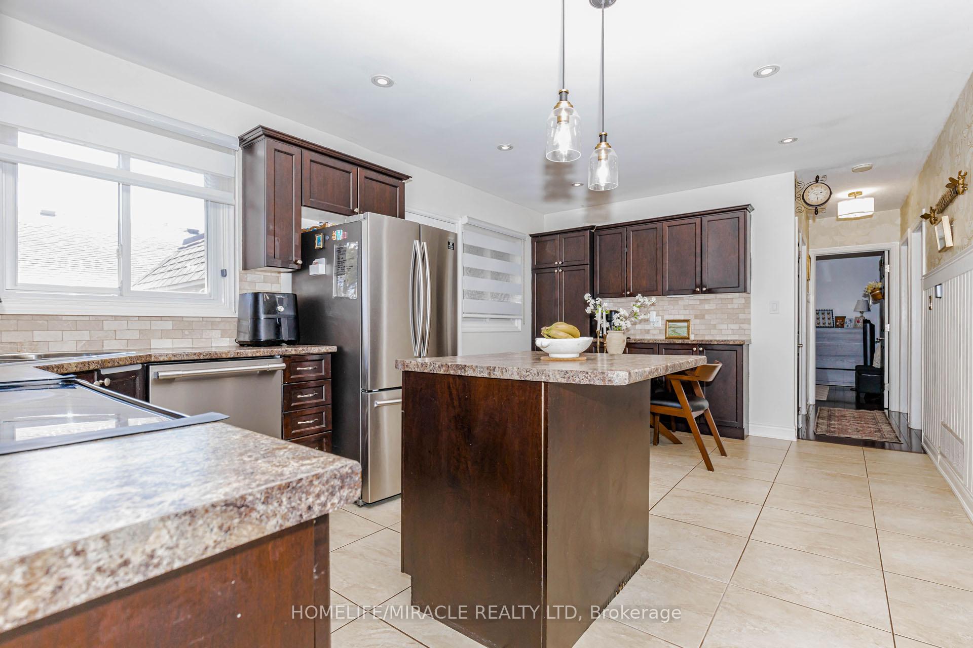 Photo 11 of 403 Delrex Boulevard, Halton Hills, Georgetown — HOMEH
