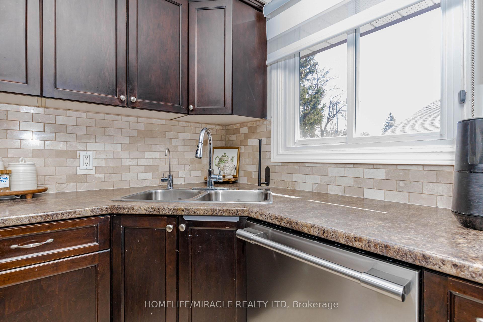 Photo 15 of 403 Delrex Boulevard, Halton Hills, Georgetown — HOMEH