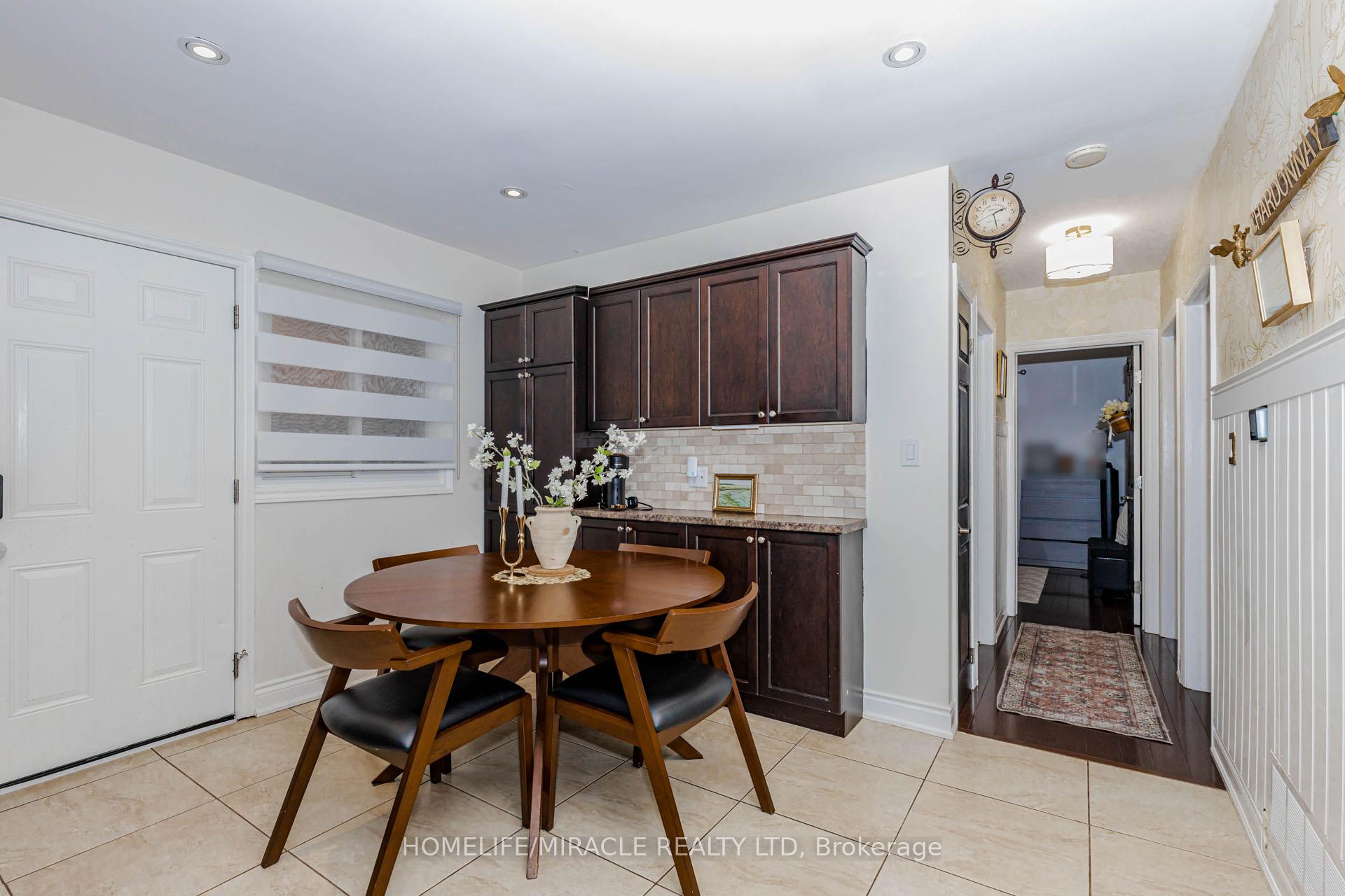 Photo 17 of 403 Delrex Boulevard, Halton Hills, Georgetown — HOMEH