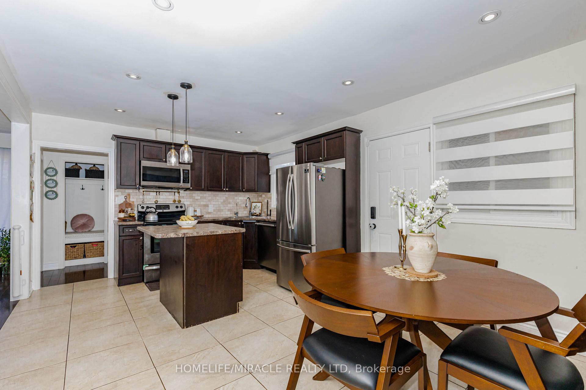 Photo 18 of 403 Delrex Boulevard, Halton Hills, Georgetown — HOMEH