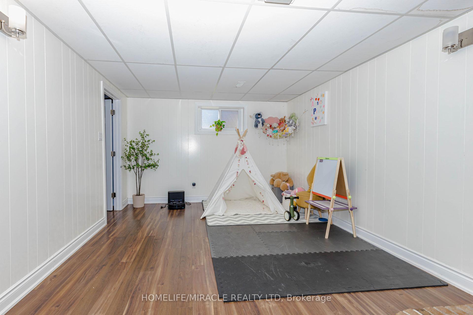Photo 35 of 403 Delrex Boulevard, Halton Hills, Georgetown — HOMEH