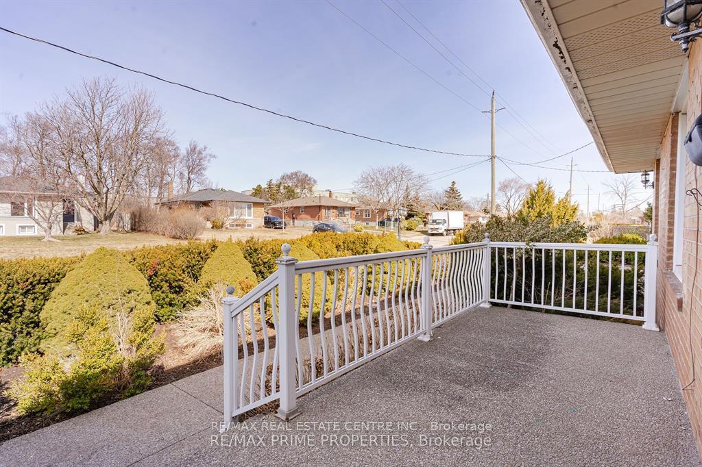 Photo 3 of 492 Pinegrove Road, Oakville, West — HOMEH