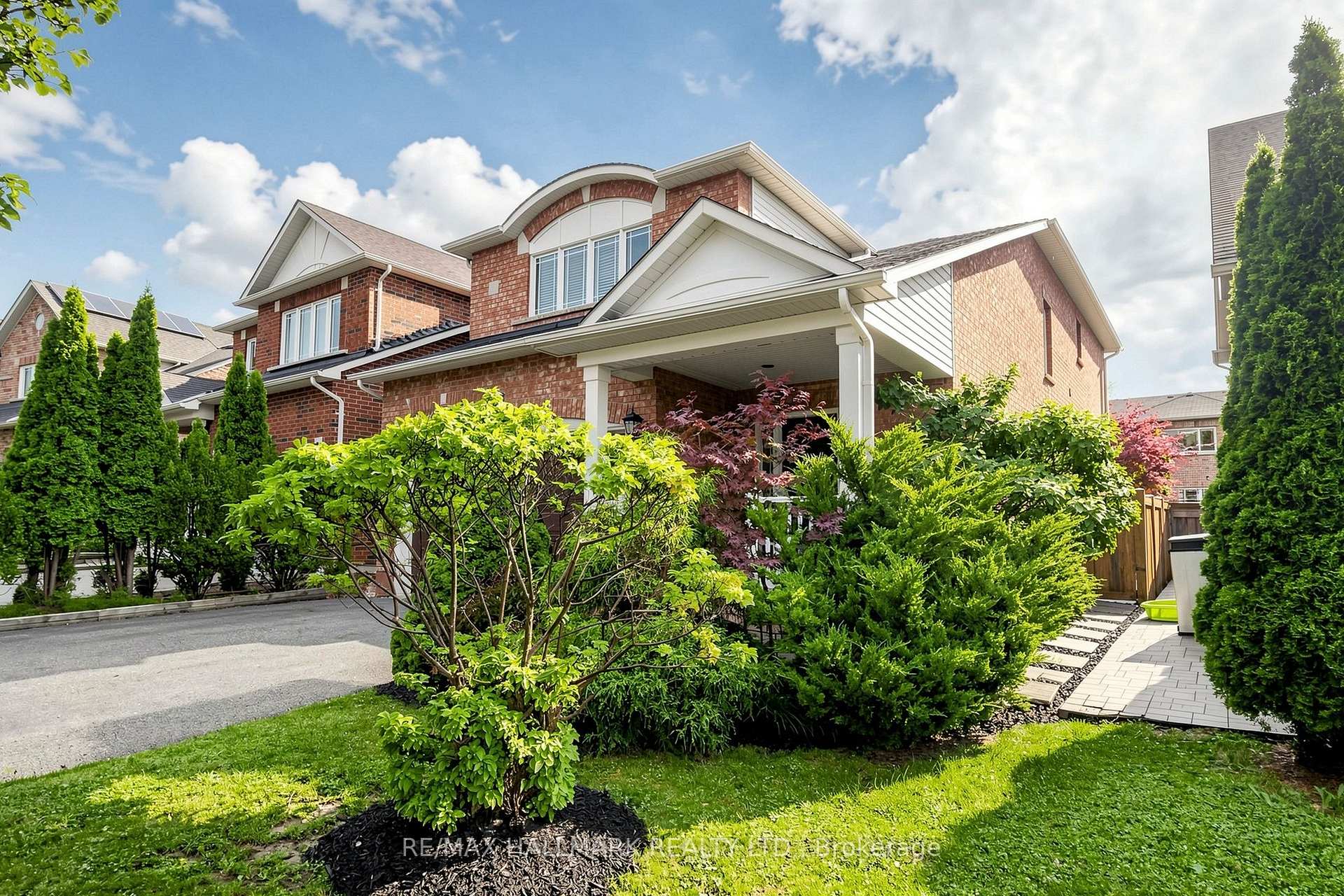 Photo 2 of 14 Kerr Lane, Aurora, Bayview Northeast — HOMEH