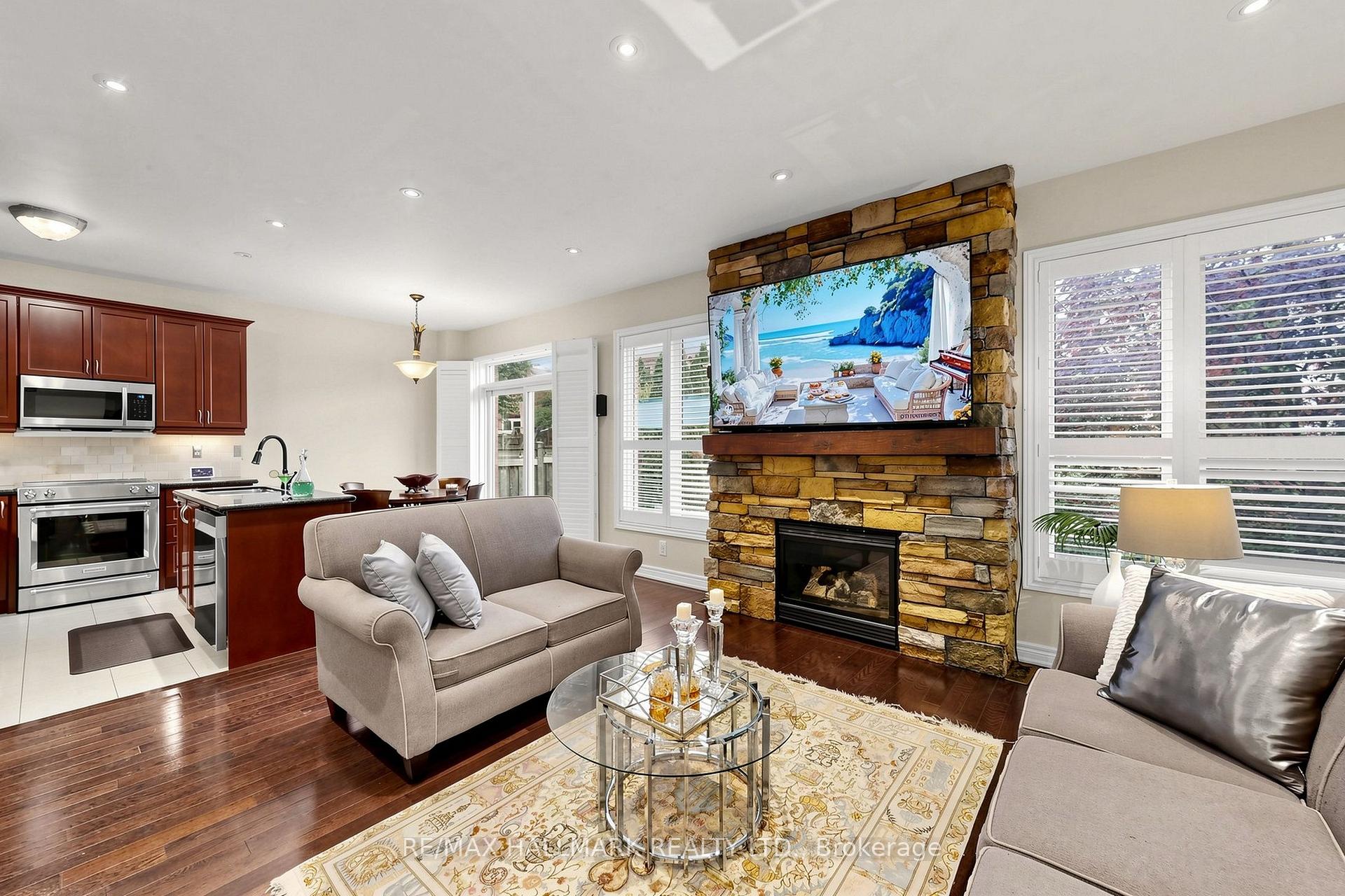 Photo 5 of 14 Kerr Lane, Aurora, Bayview Northeast — HOMEH