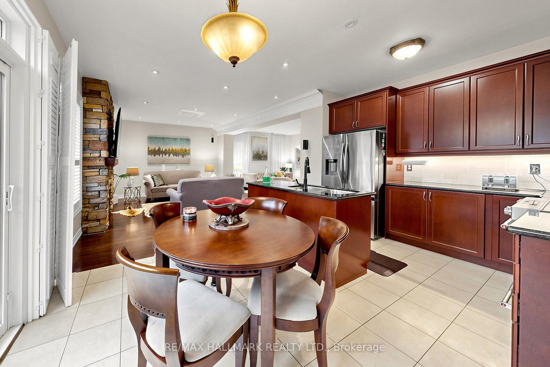 Photo 16 of 14 Kerr Lane, Aurora, Bayview Northeast — HOMEH