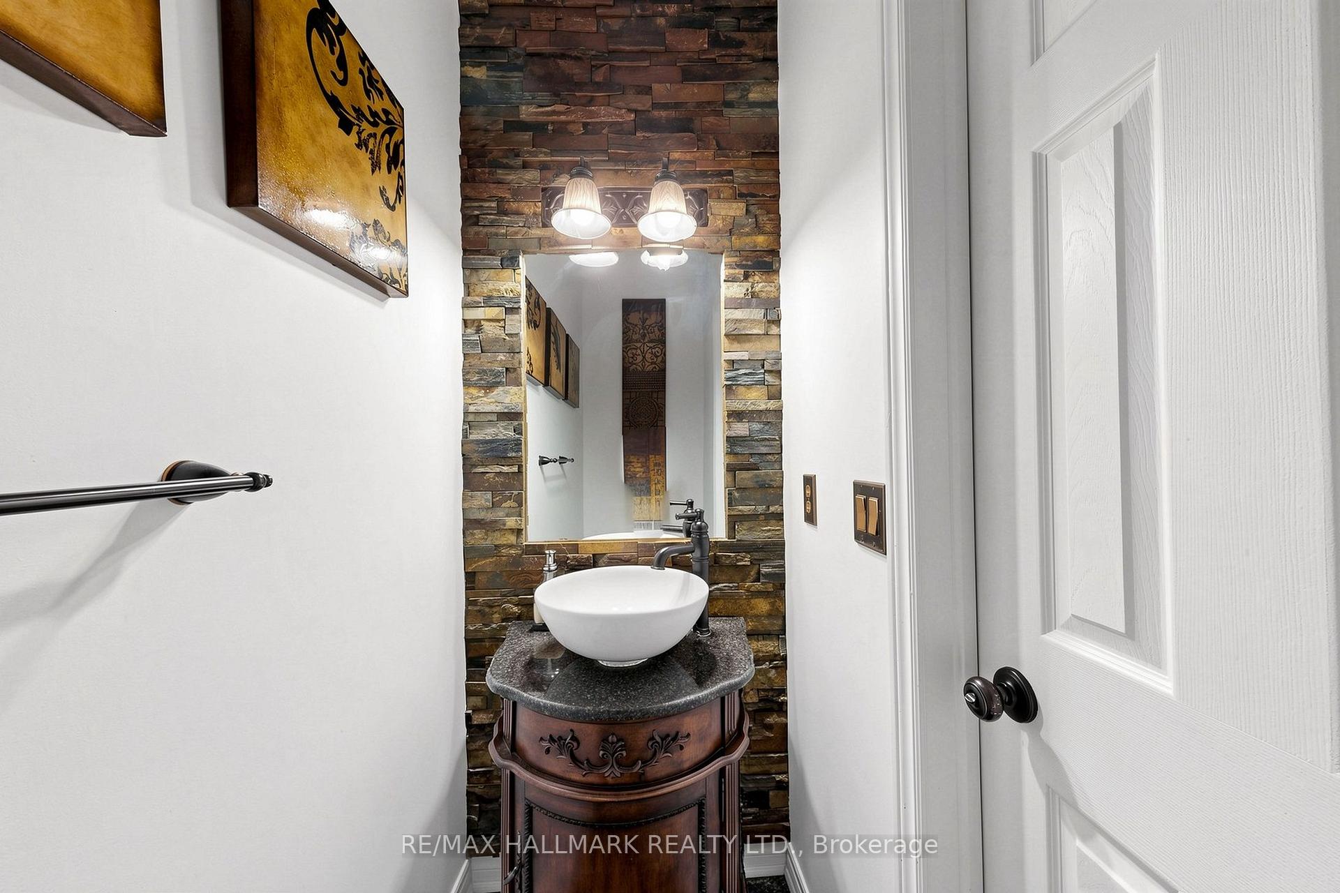 Photo 17 of 14 Kerr Lane, Aurora, Bayview Northeast — HOMEH
