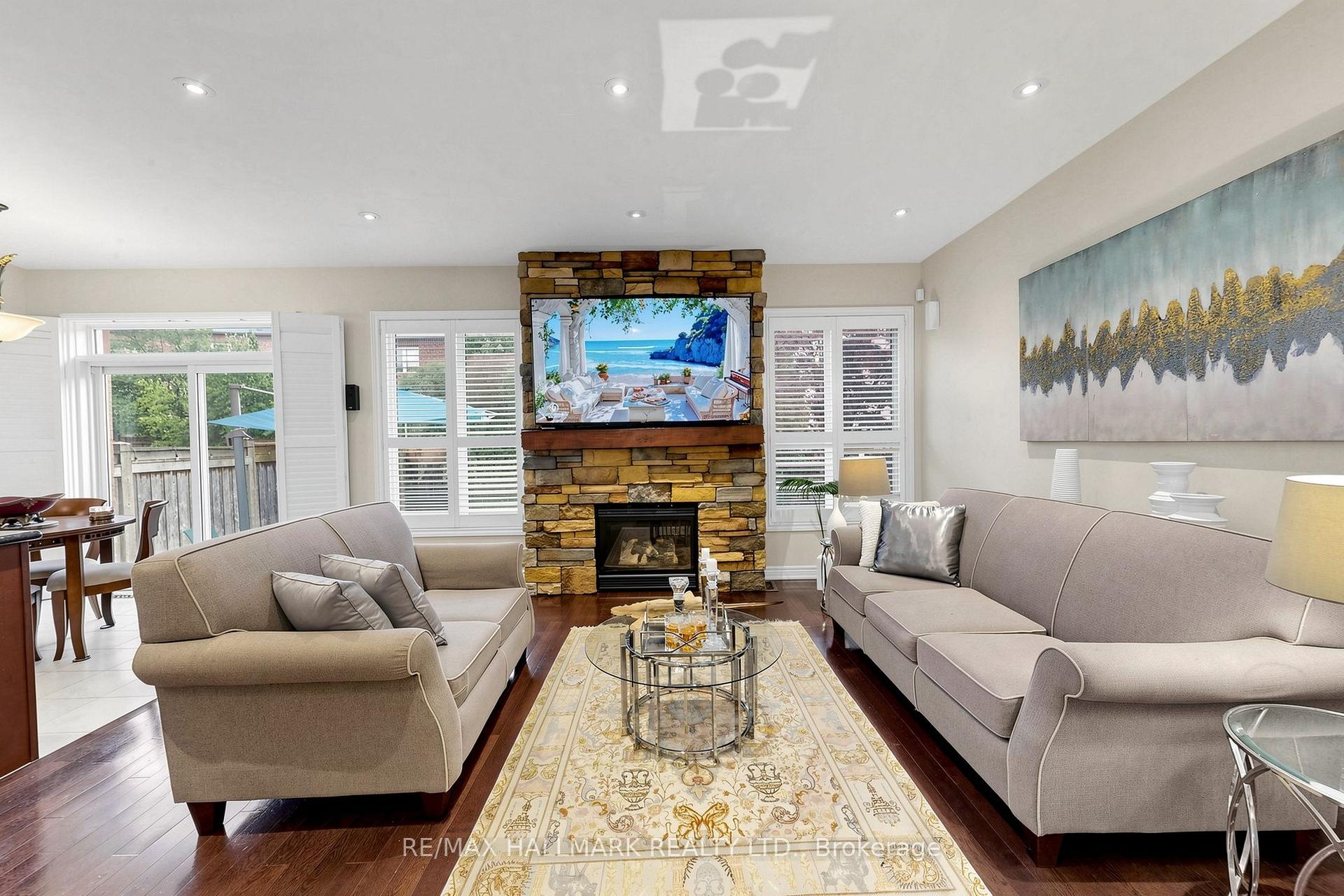 Photo 8 of 14 Kerr Lane, Aurora, Bayview Northeast — HOMEH