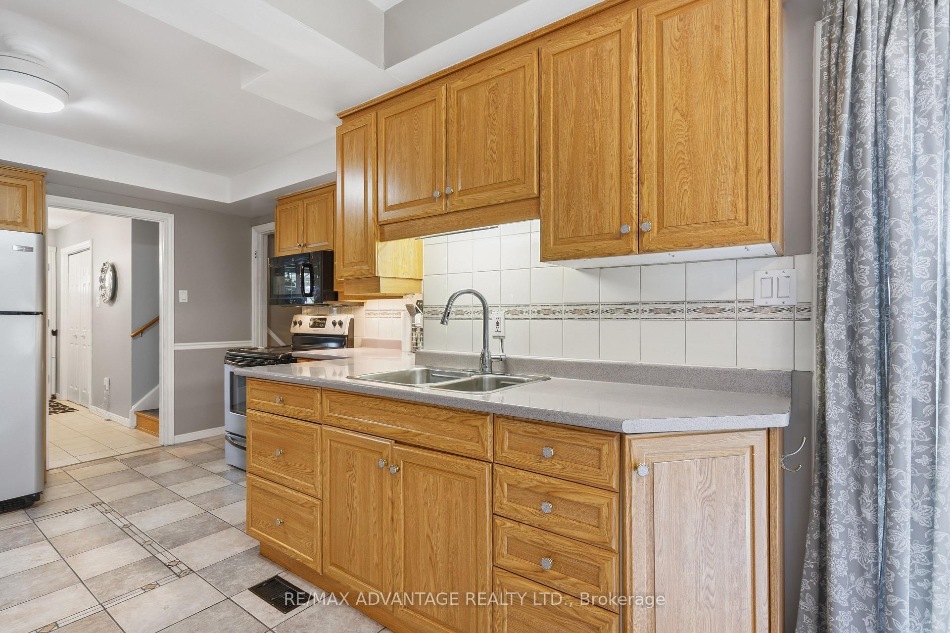 Photo 14 of 120 Champlain Crescent, London, East I — HOMEH