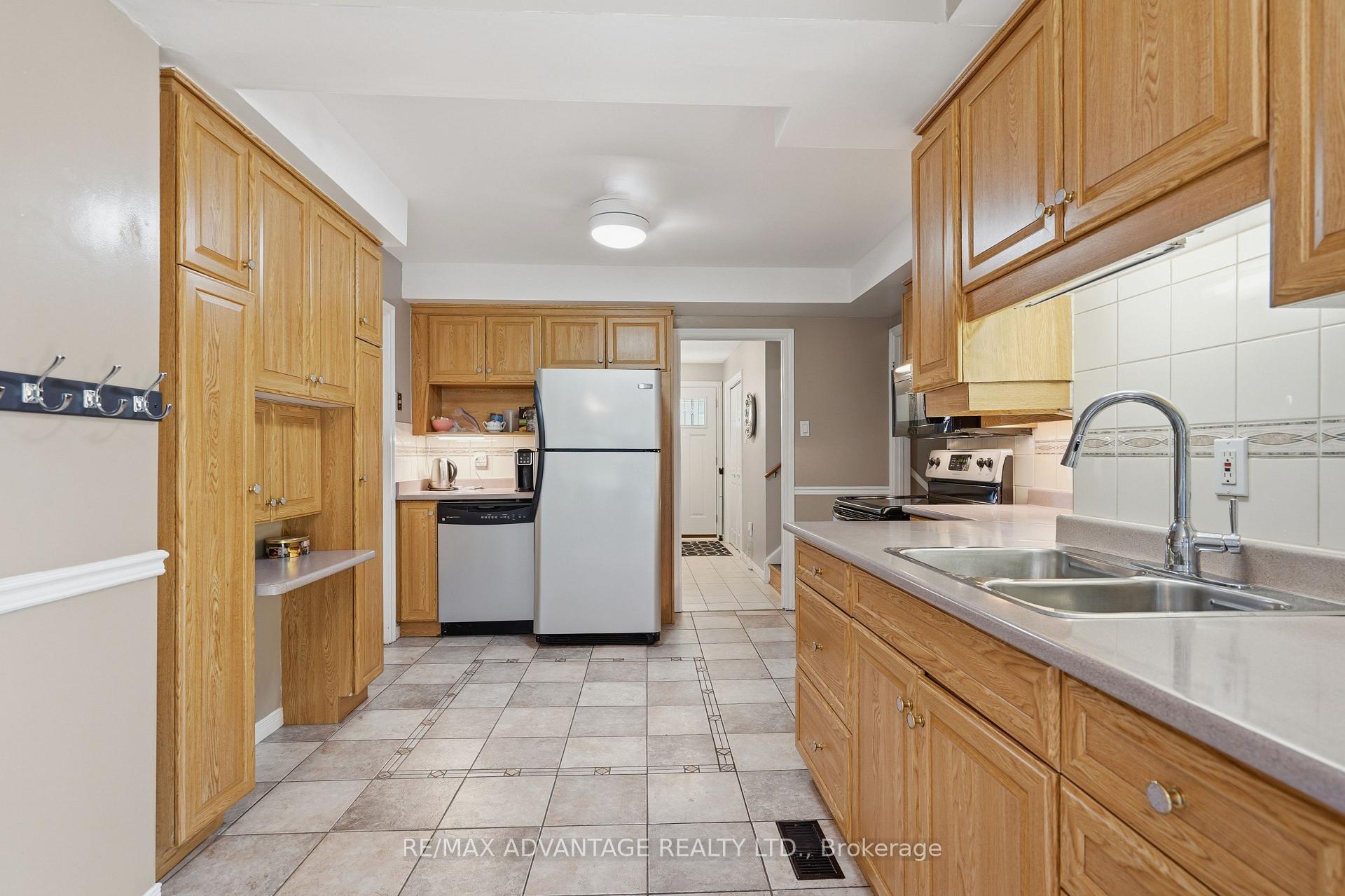 Photo 15 of 120 Champlain Crescent, London, East I — HOMEH