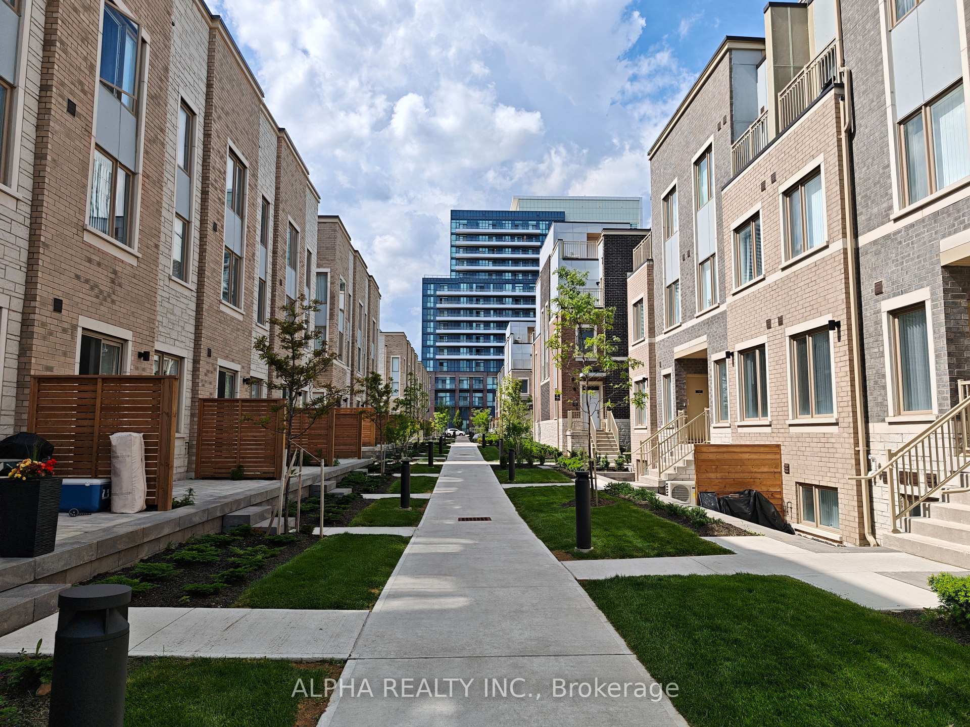 Photo 4 of Unit TH162, 151 Honey Crisp Crescent, Vaughan, Vaughan Corporate Centre — HOMEH