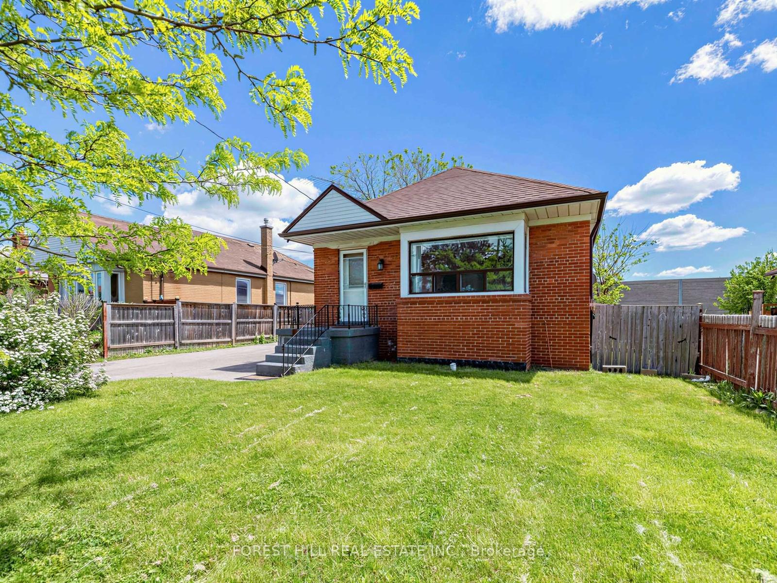 Photo 2 of 101 Whitley Avenue, North York, Downsview-Roding-CFB — HOMEH