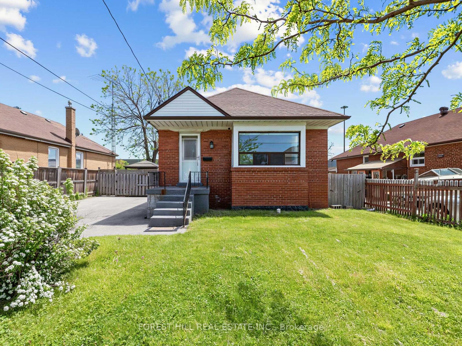 Photo 3 of 101 Whitley Avenue, North York, Downsview-Roding-CFB — HOMEH