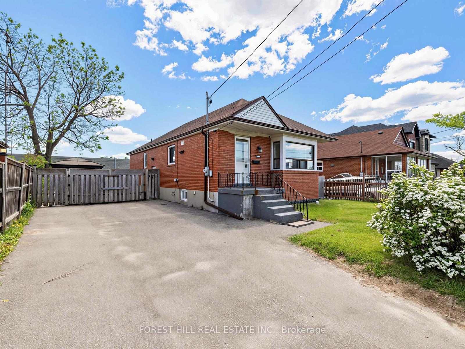 Photo 4 of 101 Whitley Avenue, North York, Downsview-Roding-CFB — HOMEH