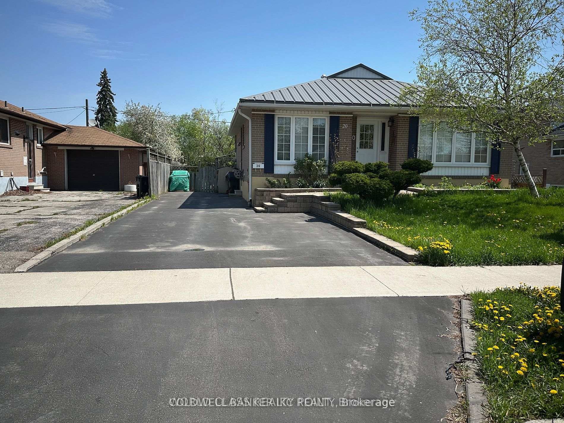 Photo 2 of 20 Murchison Crescent, Etobicoke, Mount Olive-Silverstone-Jamestown — HOMEH