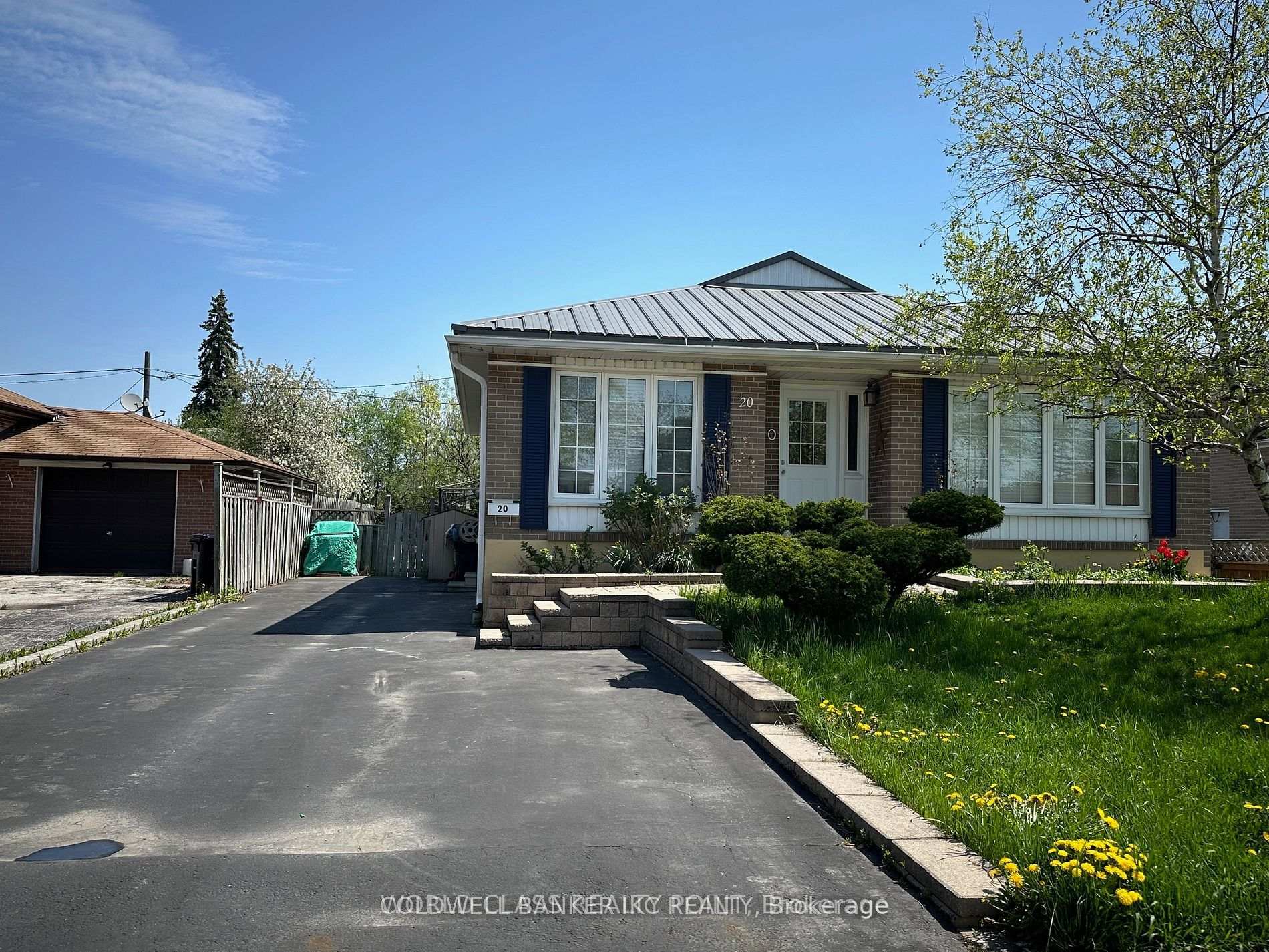 Photo 8 of 20 Murchison Crescent, Etobicoke, Mount Olive-Silverstone-Jamestown — HOMEH