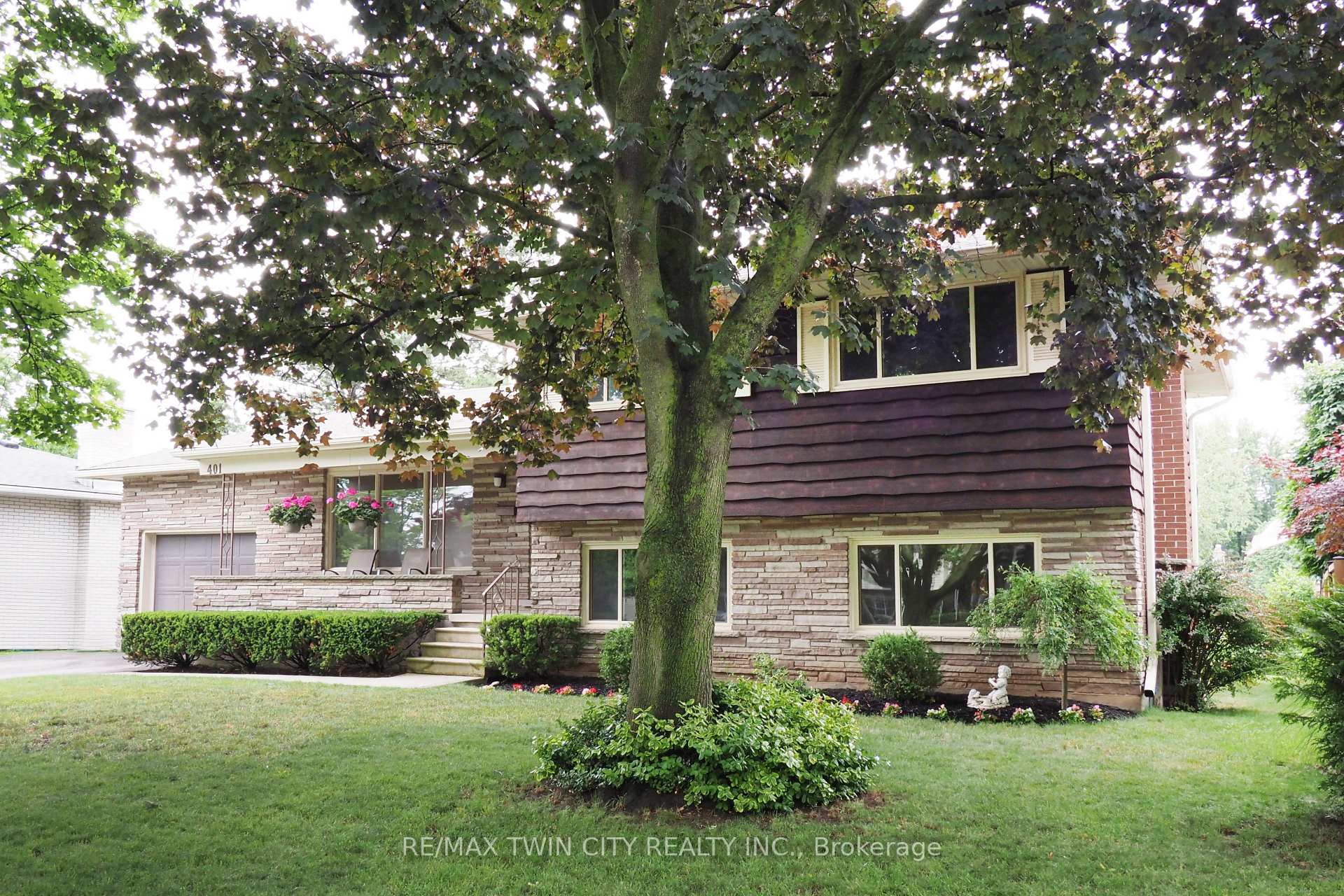 Photo 2 of 401 Forest Hill Drive, Kitchener — HOMEH