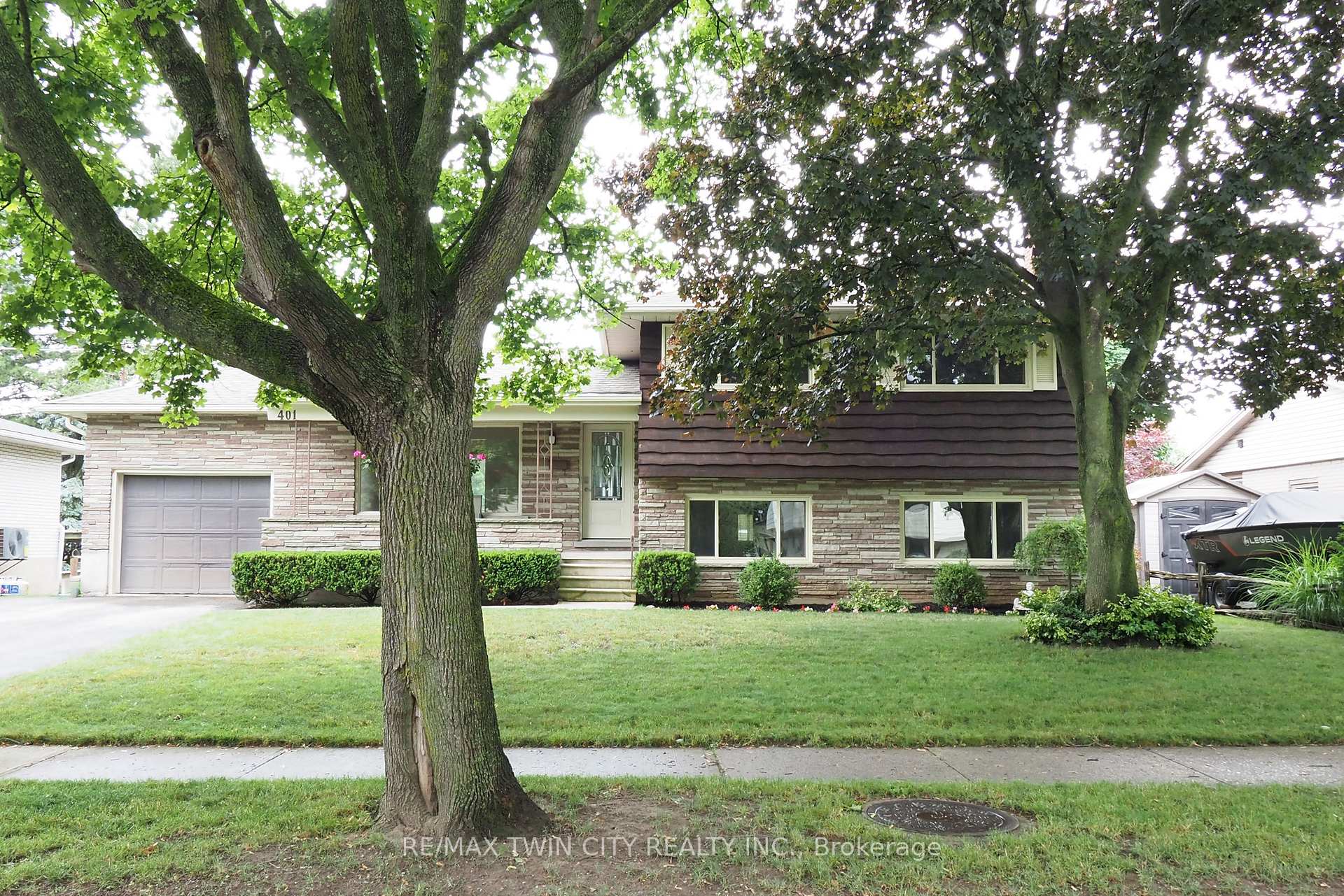 Photo 3 of 401 Forest Hill Drive, Kitchener — HOMEH