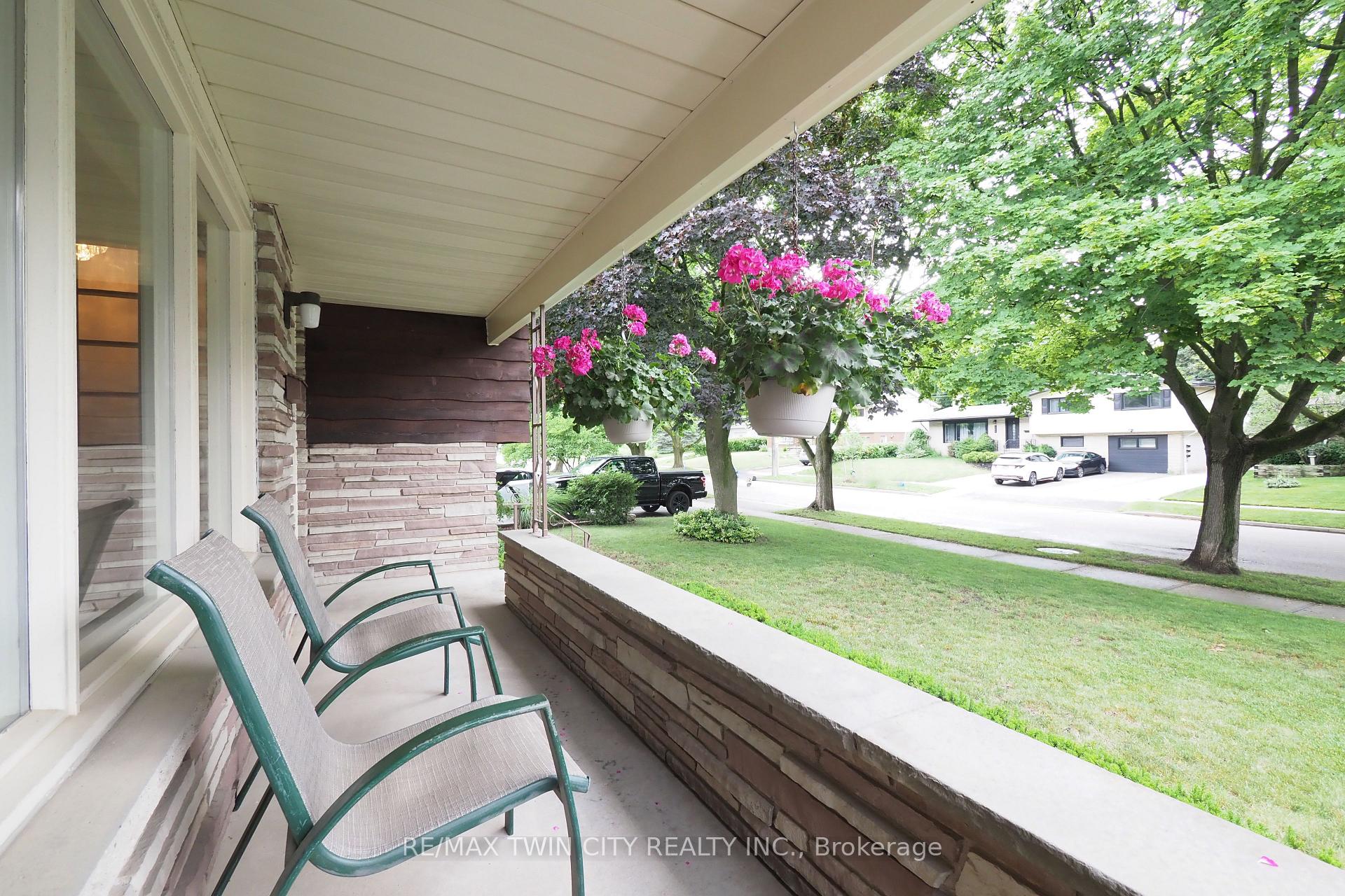 Photo 5 of 401 Forest Hill Drive, Kitchener — HOMEH