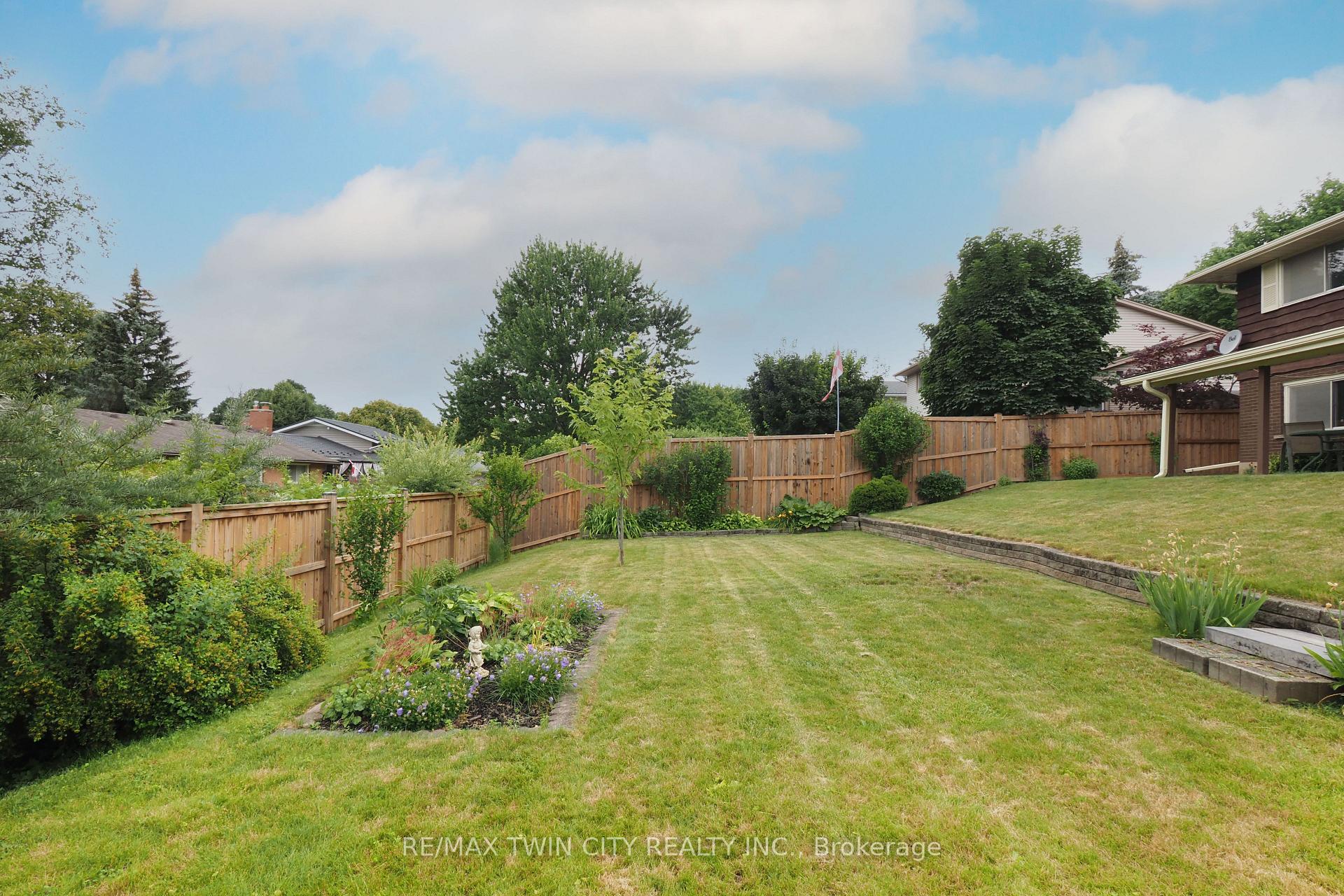 Photo 8 of 401 Forest Hill Drive, Kitchener — HOMEH