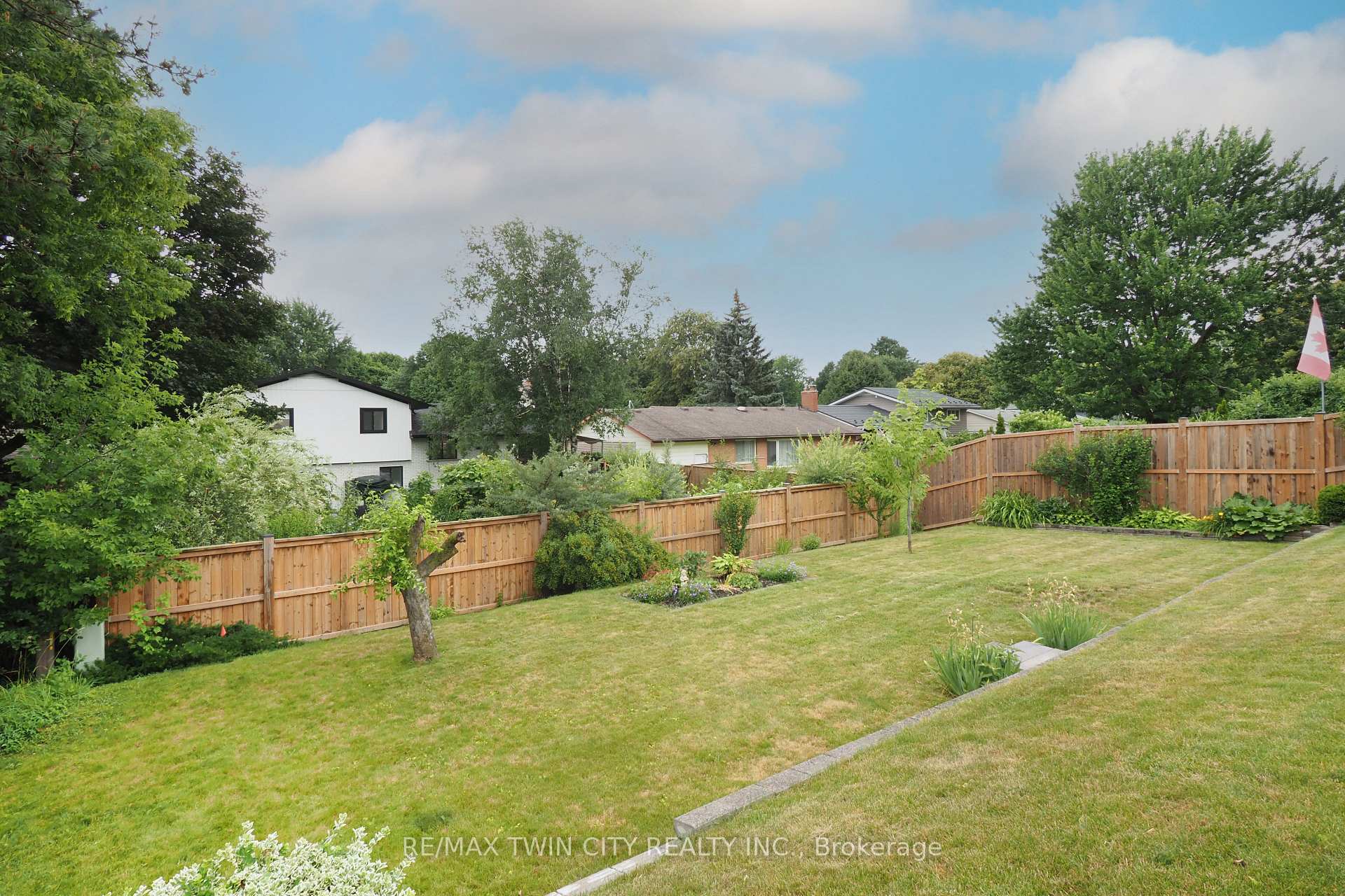 Photo 10 of 401 Forest Hill Drive, Kitchener — HOMEH