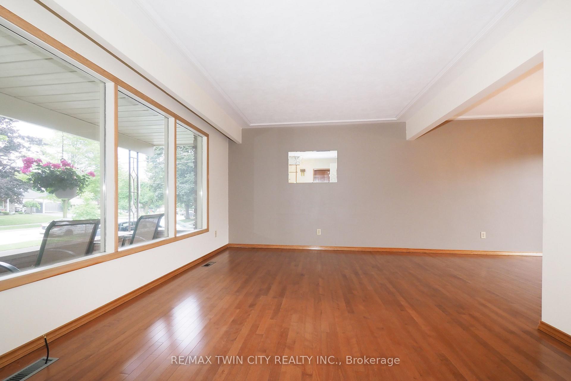 Photo 14 of 401 Forest Hill Drive, Kitchener — HOMEH