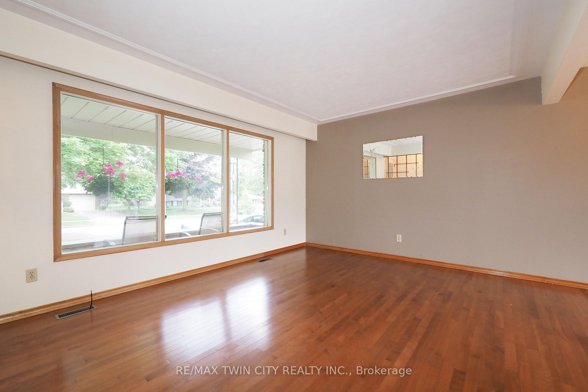 Photo 15 of 401 Forest Hill Drive, Kitchener — HOMEH