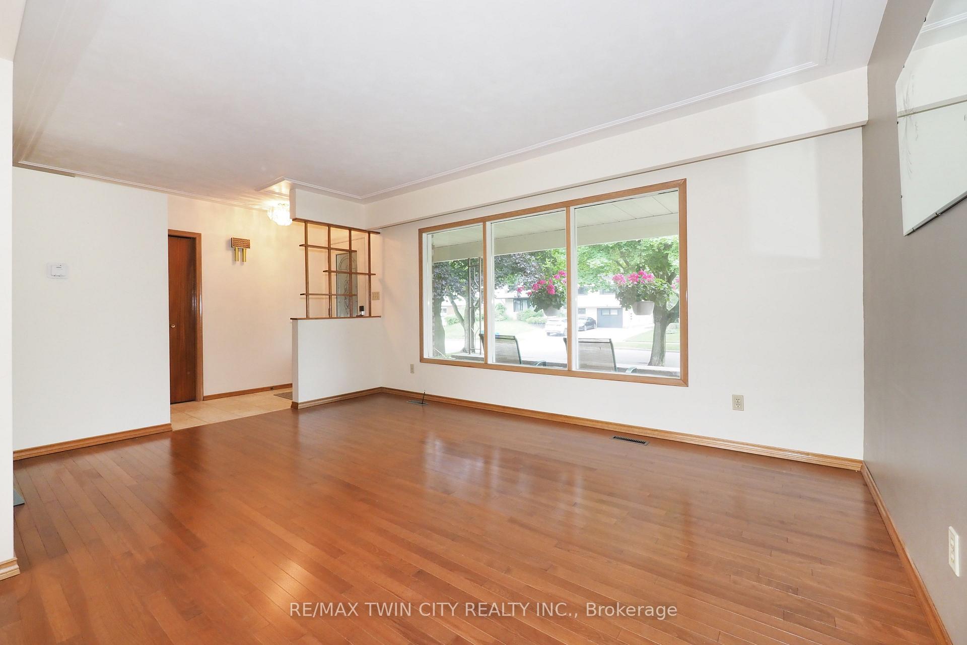 Photo 17 of 401 Forest Hill Drive, Kitchener — HOMEH