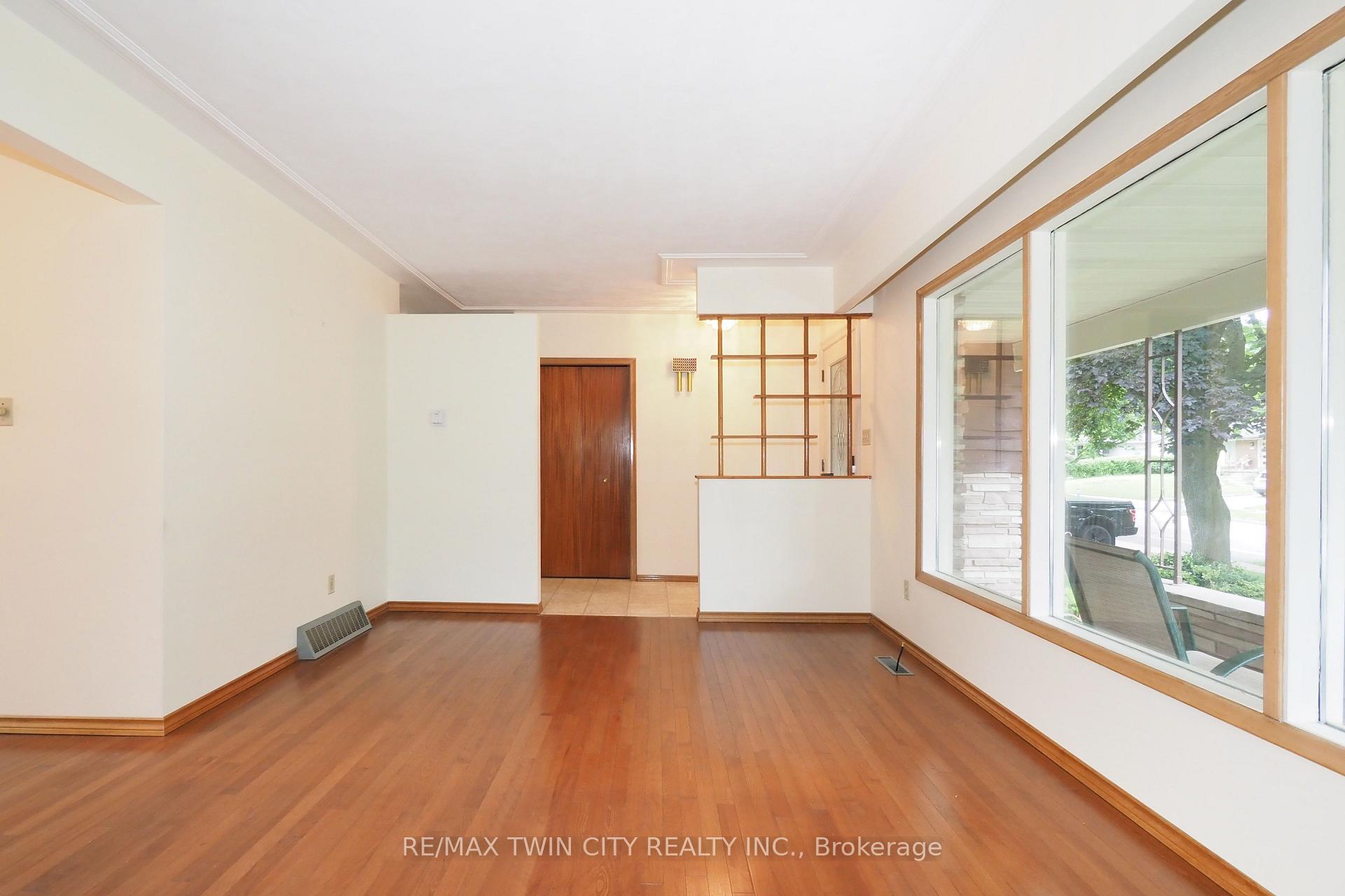 Photo 18 of 401 Forest Hill Drive, Kitchener — HOMEH