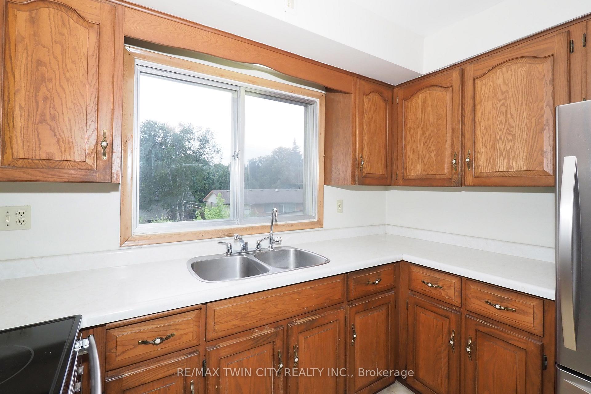 Photo 23 of 401 Forest Hill Drive, Kitchener — HOMEH