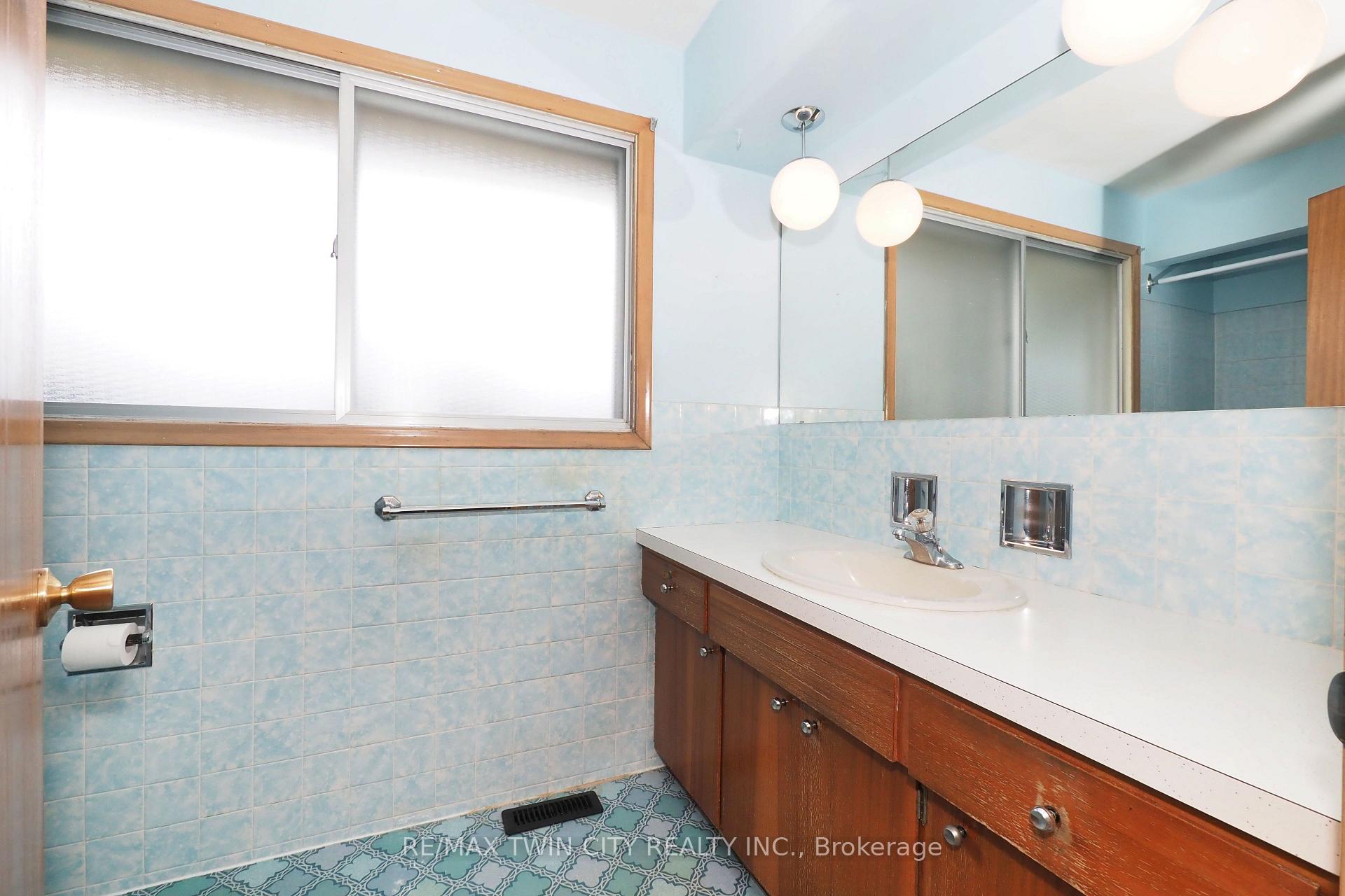 Photo 32 of 401 Forest Hill Drive, Kitchener — HOMEH