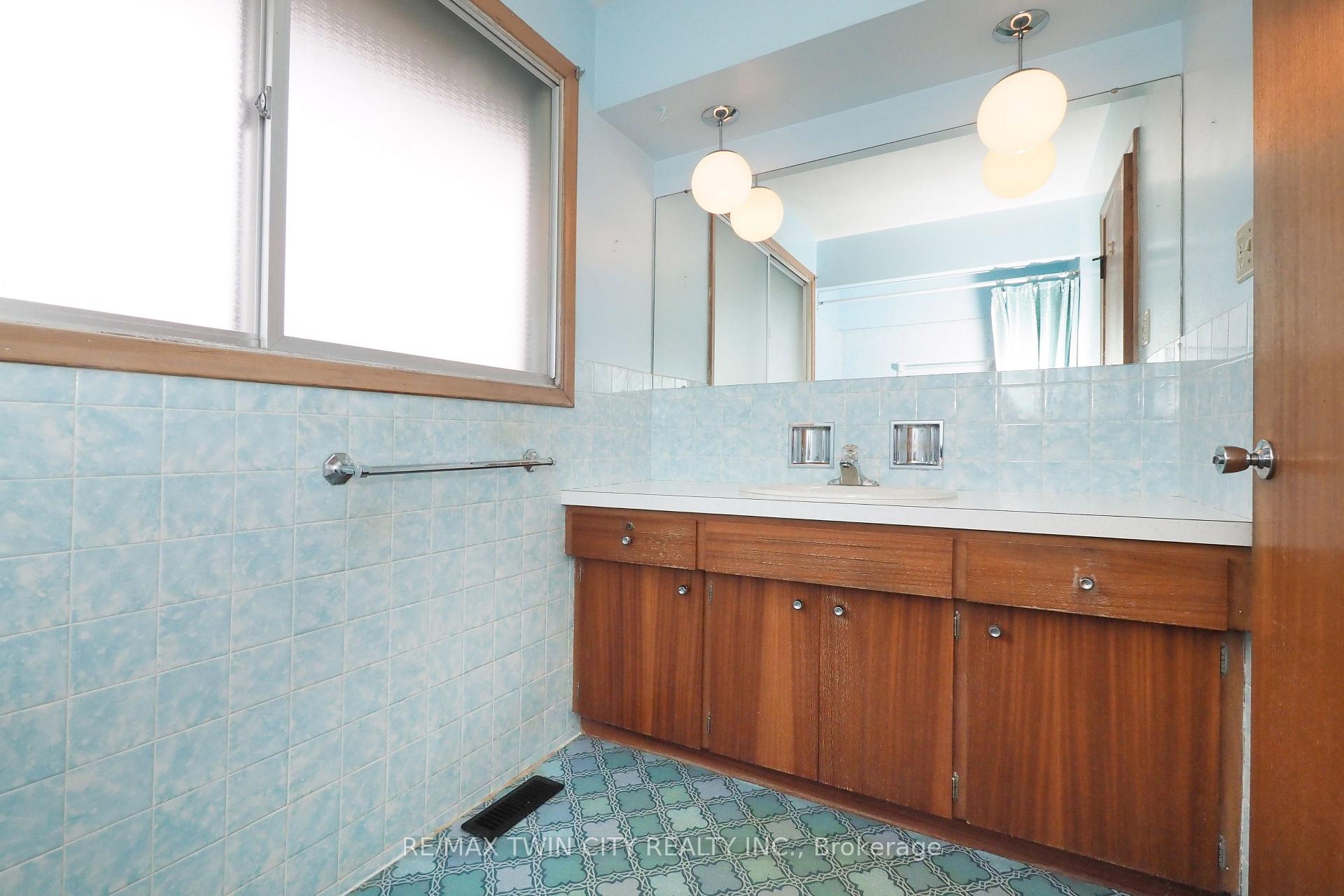 Photo 33 of 401 Forest Hill Drive, Kitchener — HOMEH