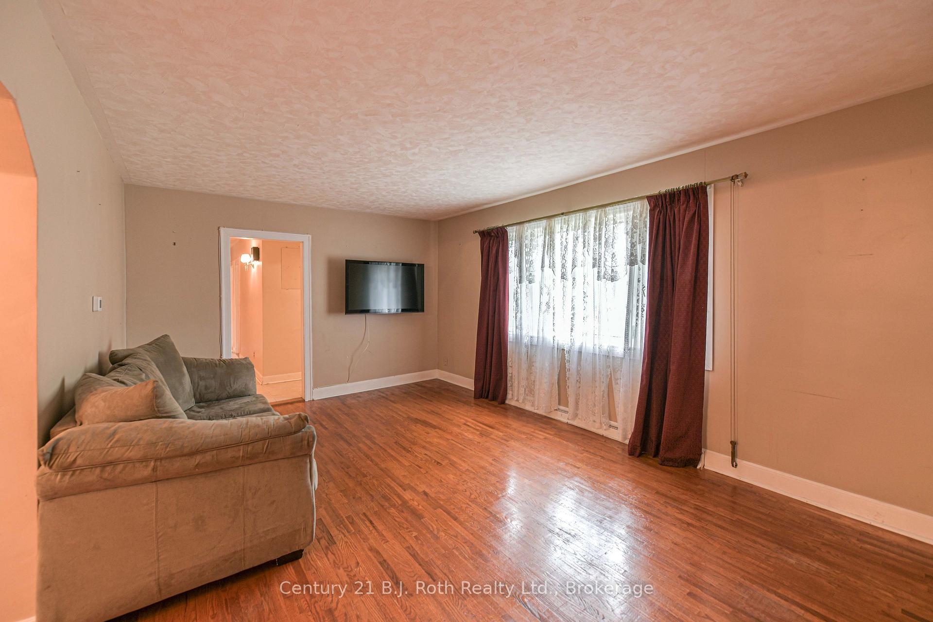 Photo 9 of 375 Parkhurst Crescent, Orillia — HOMEH