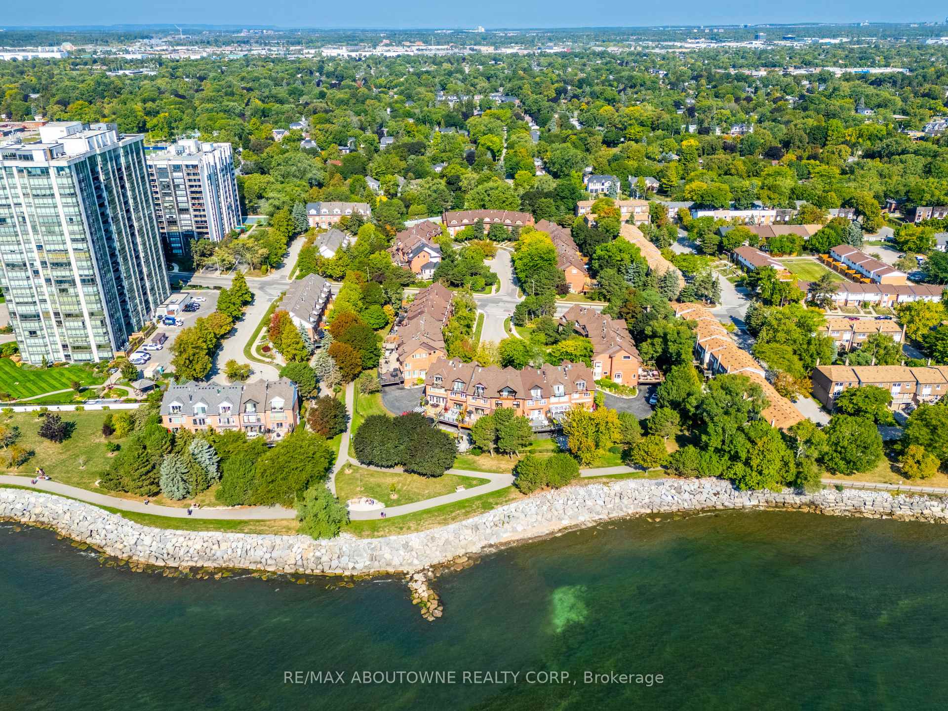Photo 2 of 63 Tradewind Drive, Oakville, Bronte — HOMEH