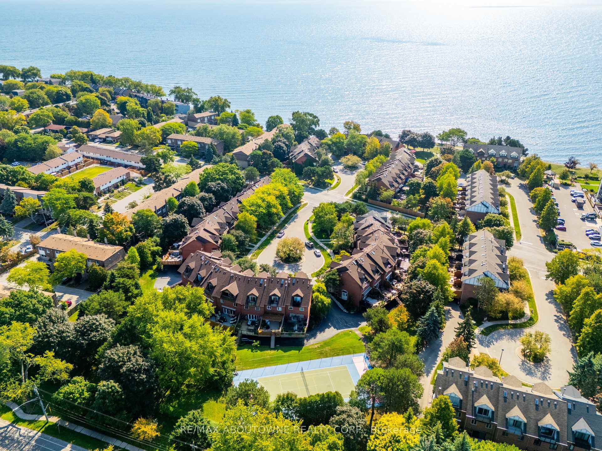 Photo 3 of 63 Tradewind Drive, Oakville, Bronte — HOMEH