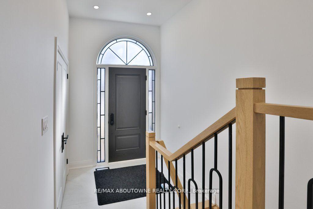 Photo 5 of 63 Tradewind Drive, Oakville, Bronte — HOMEH