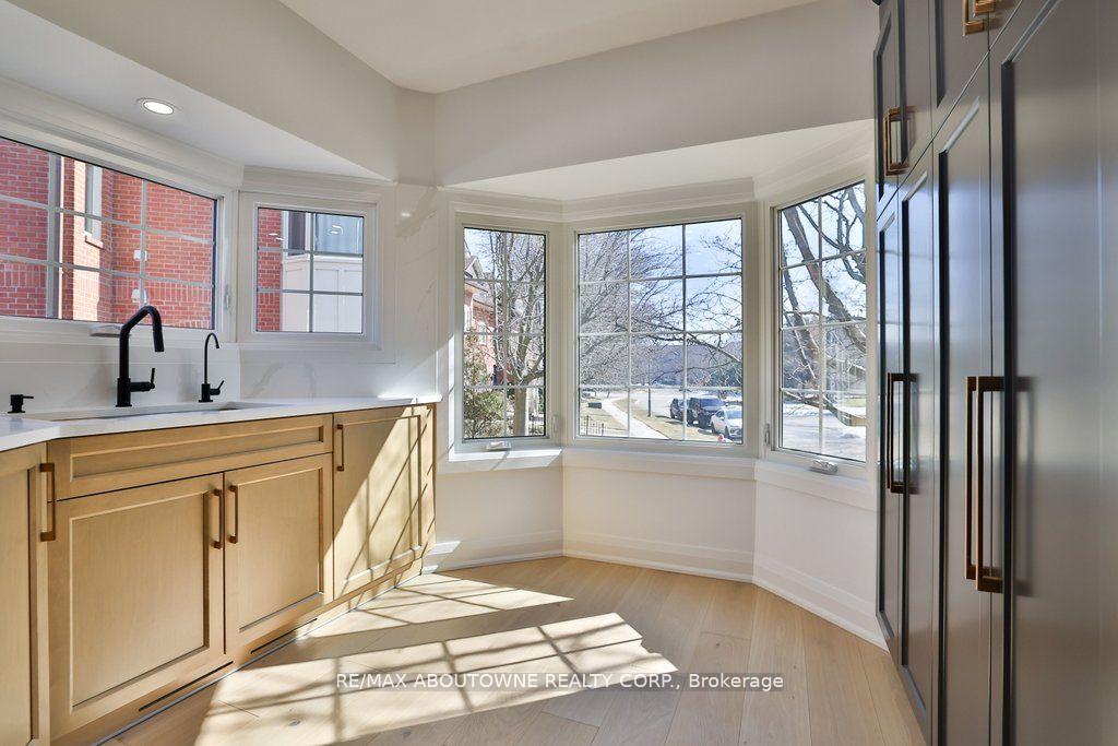 Photo 10 of 63 Tradewind Drive, Oakville, Bronte — HOMEH