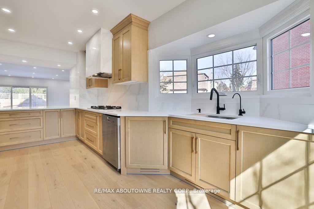 Photo 12 of 63 Tradewind Drive, Oakville, Bronte — HOMEH