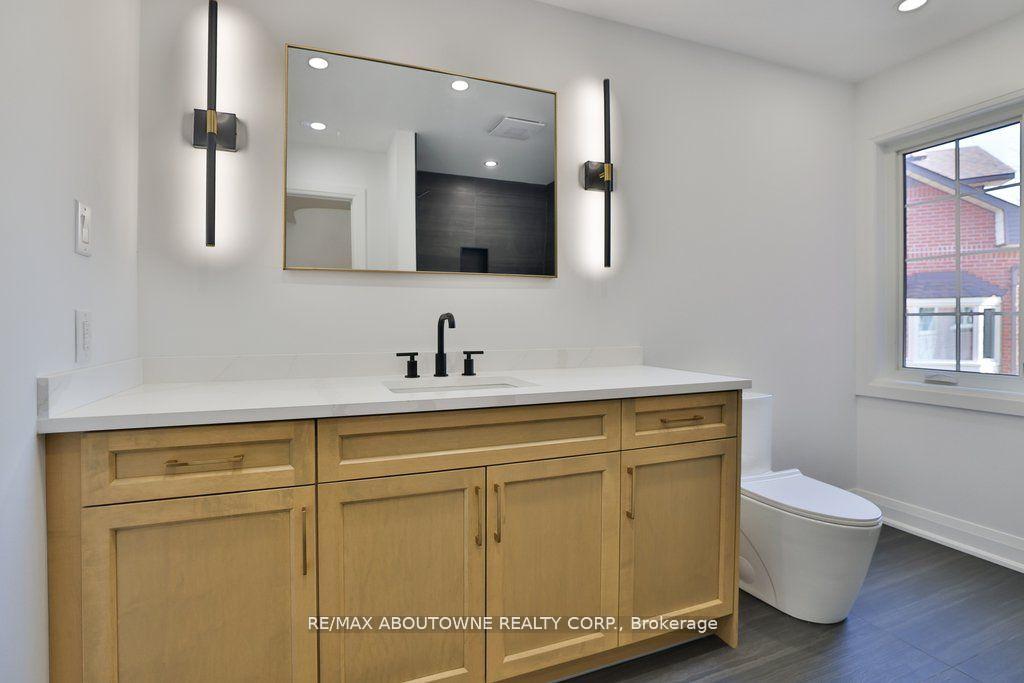 Photo 25 of 63 Tradewind Drive, Oakville, Bronte — HOMEH