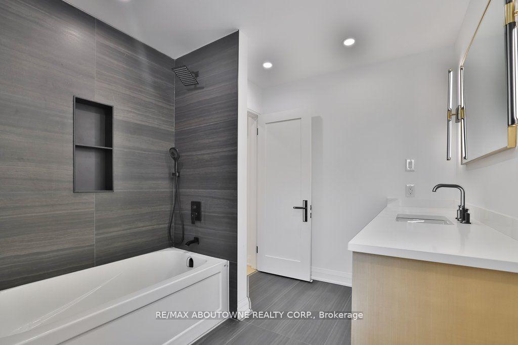 Photo 26 of 63 Tradewind Drive, Oakville, Bronte — HOMEH