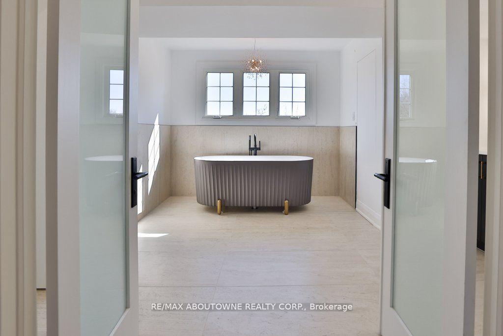 Photo 33 of 63 Tradewind Drive, Oakville, Bronte — HOMEH