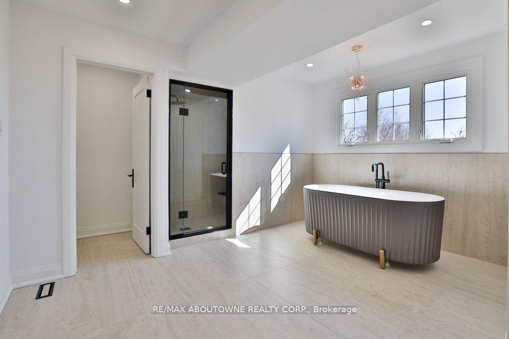 Photo 35 of 63 Tradewind Drive, Oakville, Bronte — HOMEH